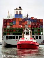 ID 578 NOL SHERATAN (1995/53519grt/IMO 9081203. Renamed HYUNDAI GRACE, APL JADE) berthing at Southampton, England with the Red Funnel tug REDBRIDGE (1995/399grt/IMO 9116888. Renamed ADSTEAM REDBRIDGE in...